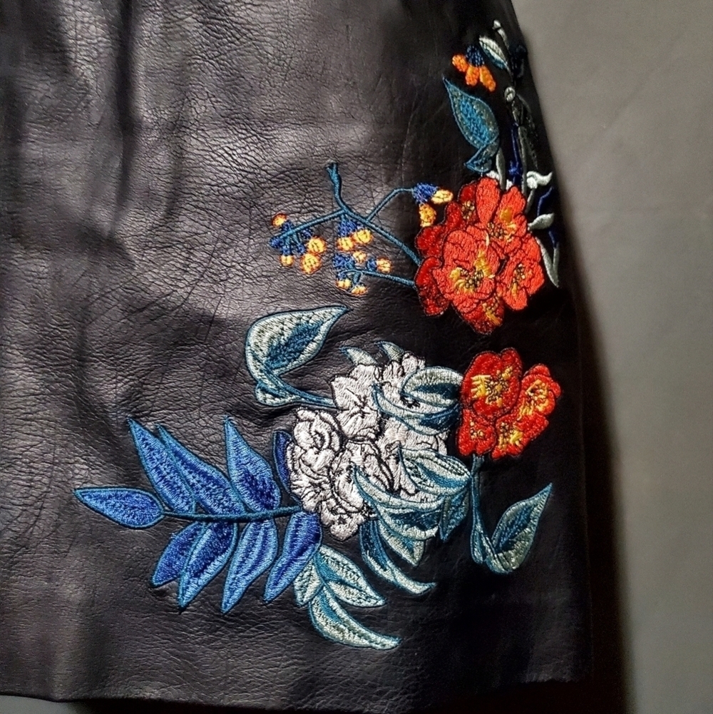 Guess Black Faux Leather Embroidered Floral Skirt Size 6 - Picture 4 of 9